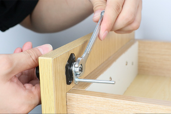 How to start the F048 cabinet lock installation
